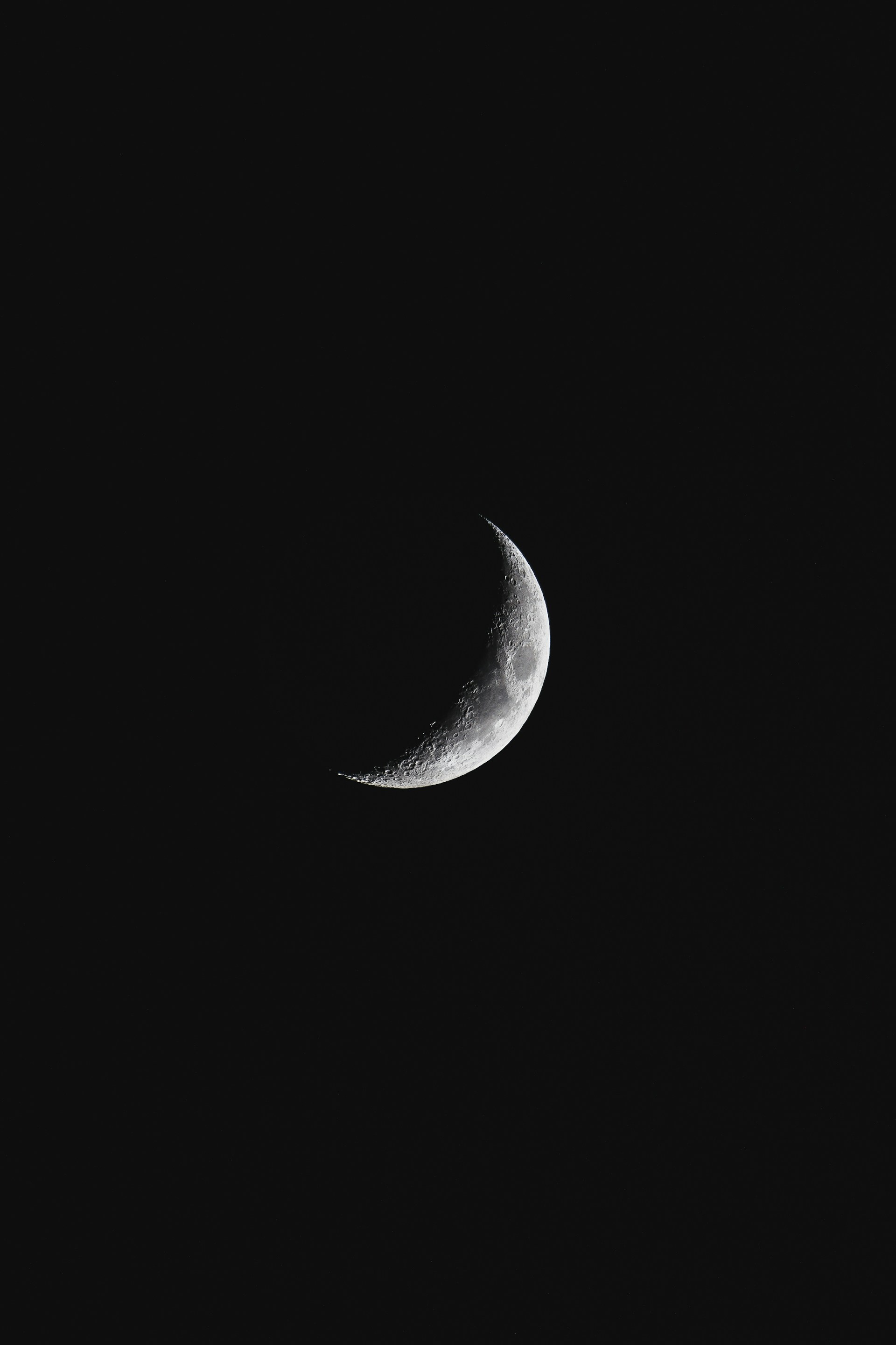 A closeup photography of crescent moon